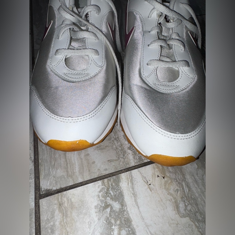 Nike Women's White and Magenta Sneakers sz 11 athletic fashion running shoes - Picture 2 of 11